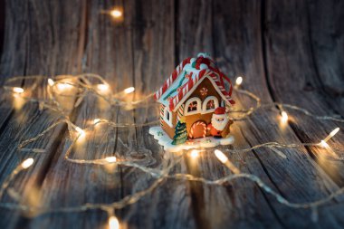 Bir çelenk ışığında Şenlikli Yeni Yıl Evi