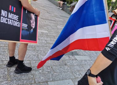 BRISBANE, AUSTRALYA - 29 NUVEMBER 2020: Bir grup protestocu, Tayland 'da başbakan Prayuth Chan-ocha' nın diktatörlüğünü protesto etmek ve Tayland 'da Tayland Monar' ı getirmek için King George Square, Belediye Binası 'nde barışçıl bir yürüyüş düzenledi.