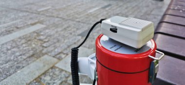 Protestocu için kırmızı elektronik megafon hoparlörü açık havada duruyor.