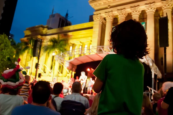 Kinder genießen Konzert in der Nacht — Stockfoto