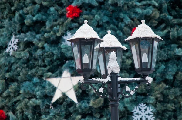 Luce della città innevata e albero di Natale — Foto Stock