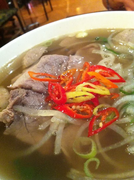 Vietnamese rundvlees Pho-noodle in Hanoi — Stockfoto