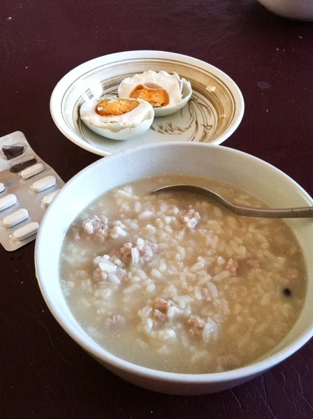 Riz bouilli de porc aux œufs salés pour malade — Photo