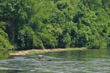 derin orman ve Batı Tayland zümrüt büyük Nehri