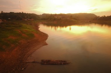 Sangkalaburi, Tayland sisli sabah yelken