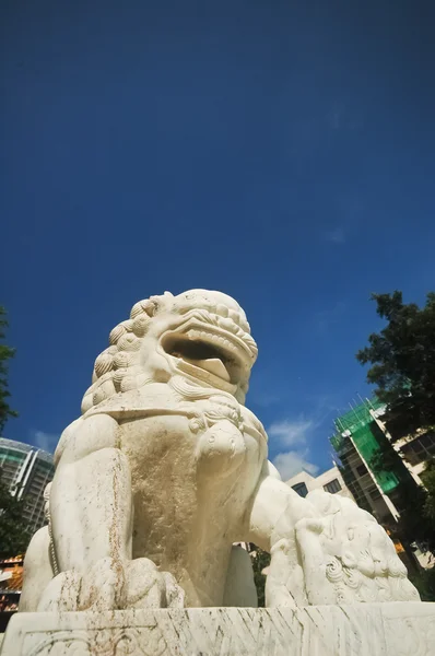 白梅中国狮子和蓝蓝的天空 — 图库照片