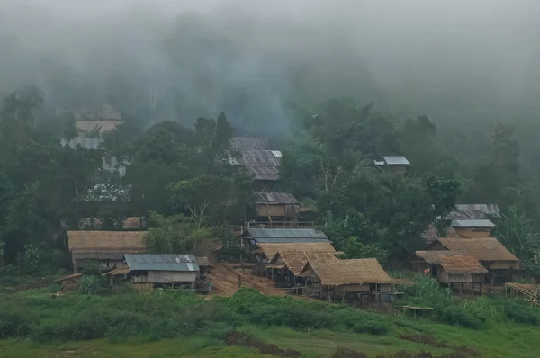 Παλιό ξύλινο μικρό χωριό στην ομιχλώδη ομίχλη το πρωί — Φωτογραφία Αρχείου
