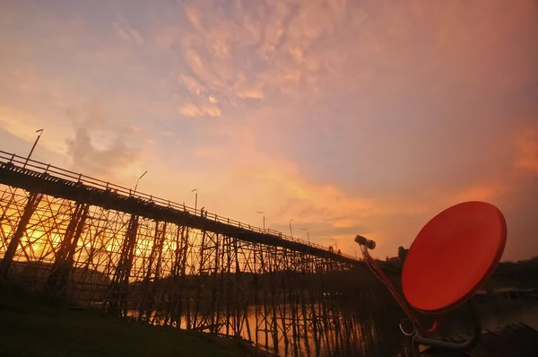 Cena de silhueta do crepúsculo grande ponte de bambu em Sangkhlaburi — Fotografia de Stock