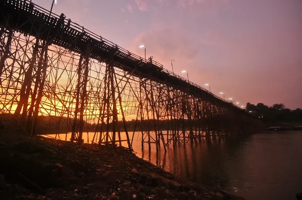 Pôr do sol na ponte de bambu em uma noite pacífica em Sangkhlabur — Fotografia de Stock