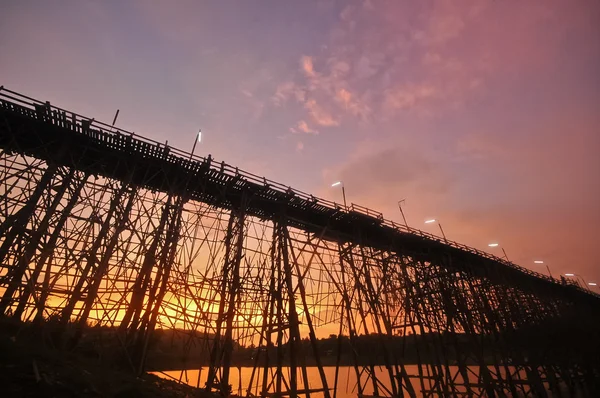 Cena de silhueta do crepúsculo grande ponte de bambu em Sangkhla — Fotografia de Stock