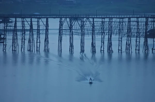 Foggy tôt le matin avec bateau de pêcheur dans la rivière Sanghklaburi Nous — Photo