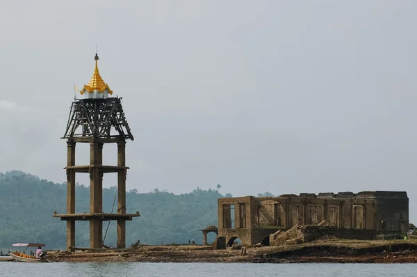 Золотая сторожевая башня и руины подводного храма в Санхлабури — стоковое фото