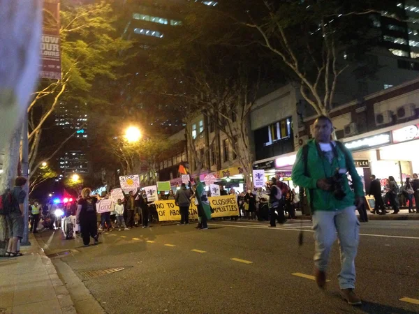 Protesters in Brisbane marching against closure Aboriginal communities — Stock Photo, Image