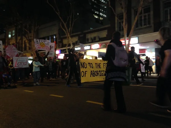 Protesters in Brisbane marching against closure Aboriginal communities — Stock Photo, Image