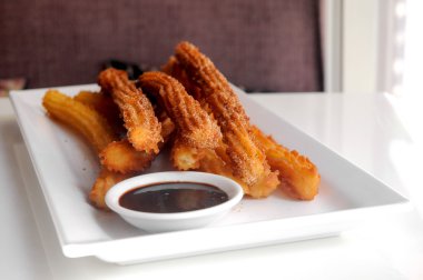 Geleneksel İspanyolca Churros s daldırma Bitter çikolata ile görev yaptı.