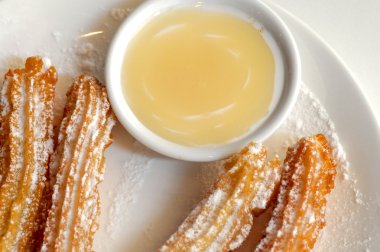 Beyaz çikolata daldırma ile otantik şeker buzlu İspanyol churros