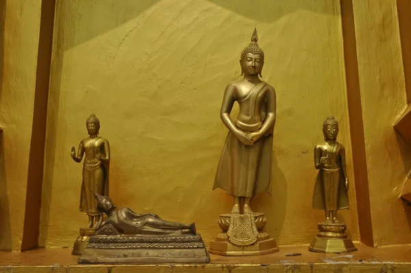 Estatuas de Buda en la sala del templo de oro Sangkhlaburi Western Thaila — Foto de Stock