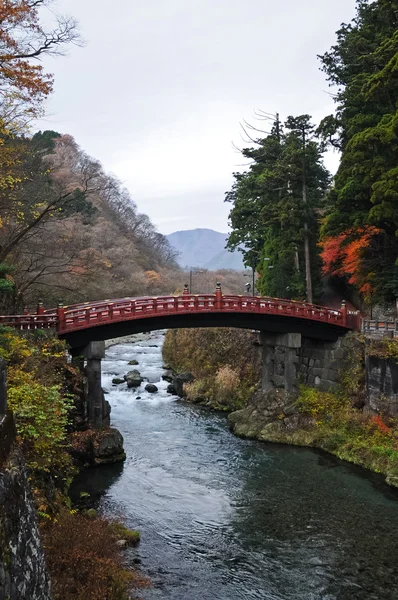 Eski Japon kırmızı ark köprü geçiş creek çevrili