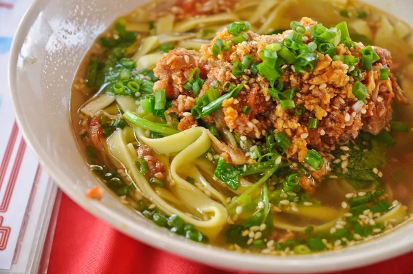 Carne picada e ervas especiarias macarrão sopa quente estilo oriental — Fotografia de Stock