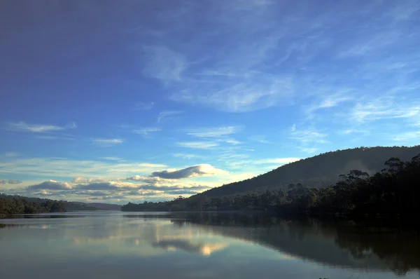 Fredlig återspegling av Cradle Mountain i sjön i Tasmanien — Stockfoto