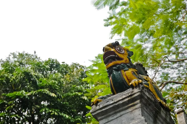 Vietnamese dragon sculpture on an old pillar in Hanoi — Stock Photo, Image