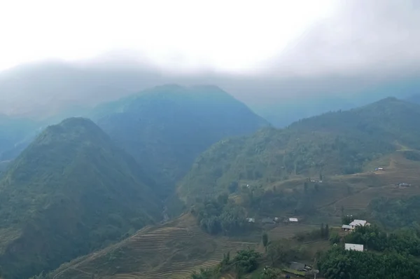 Lao Cai dağ Vietnam sisli sabah sahne — Stok fotoğraf