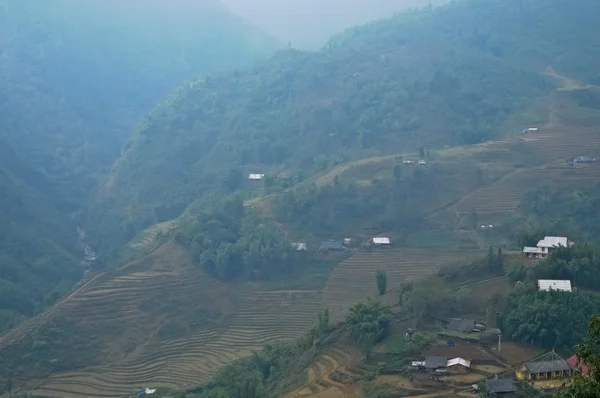 Neblige Morgenszene des Lao Cai-Berges in Vietnam — Stockfoto