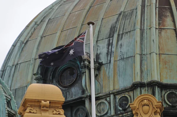Bandera nacional australiana ondeando en una gran cúpula —  Fotos de Stock