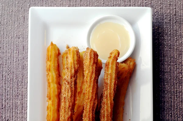 Španělské koblihy domácí Churros s bílou čokoládou, namáčení sauc Stock Fotografie