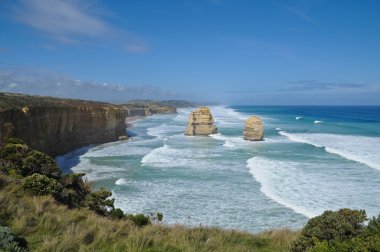 Güneşli okyanus ve Great Ocean Road doğal sitedeki Oniki Havariler