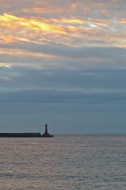 Bir deniz feneri ve erken sabah sakin denizde