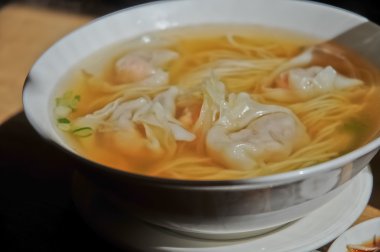 Karides wantan köfte çorbası Kanton tarzı noodle