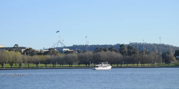 Staden sjön och Australien parlamentet i Canberra — Stockfoto