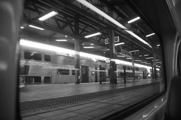 Sidney Avustralya Merkez İstasyonu'ndan çıkış yapan Tren — Stok fotoğraf