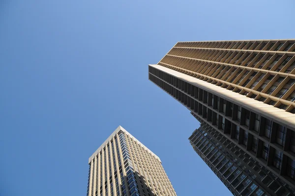 Gebäude der Konzernzentrale und blauer Himmel — Stockfoto