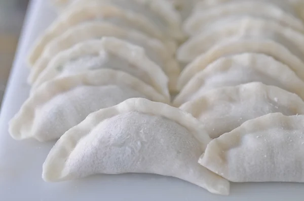 Chinese raw dumplings ready to be steamed — Stock Photo, Image