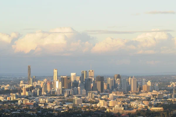 De skyline van de stad van Brisbane's avonds voor zon instellen — Stockfoto