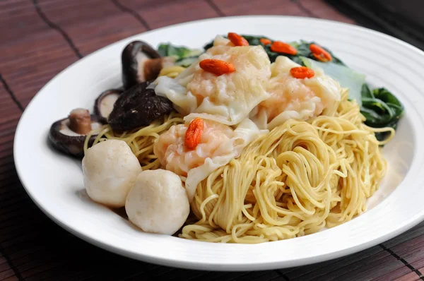 Nouilles séchées chinoises aux boulettes, boulettes de poisson et champignons — Photo