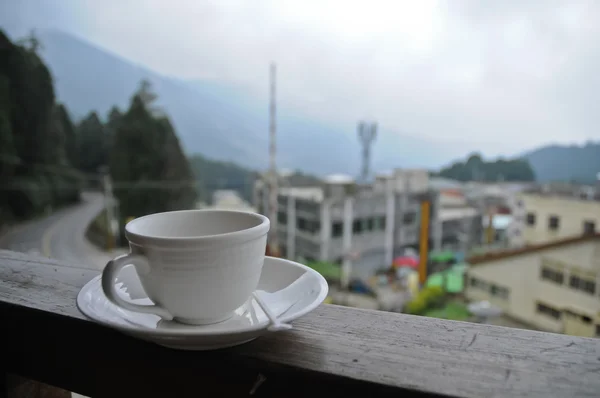 Bir fincan sıcak kahve ile bir dağ puslu sabah sakin ol — Stok fotoğraf