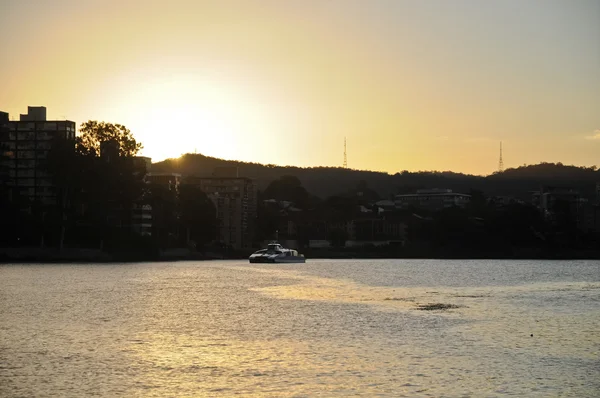 Een veerboot in Brisbane River in de zon tijd instellen — Stockfoto