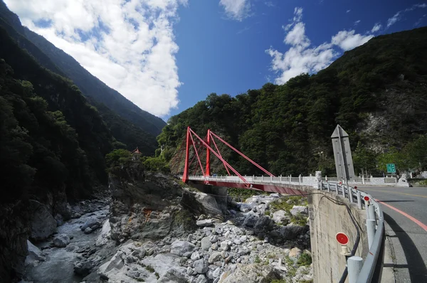 Ponte vermelha metálica em Taroko Gorge em Taiwan — Fotografia de Stock