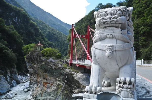 Socha mramorová čínského lva na Tchaj-wanu Taroko Gorge — Stock fotografie