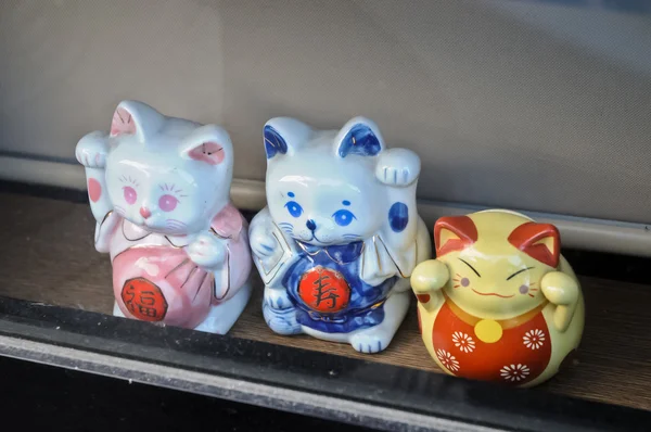 Dinheiro japonês kitty bonecas de cerâmica — Fotografia de Stock