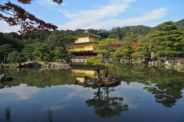 Pond speglar och japanska gyllene pavillion Kinkakuji i höst — Stockfoto
