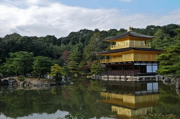 日本金阁在秋天京都金阁寺 — 图库照片