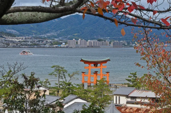 Tarihsel kırmızı kutsal Miyajima kapı Hiroşima Japonya'da — Stok fotoğraf