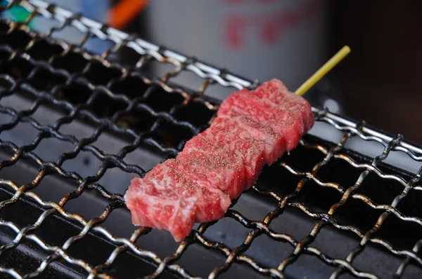 Brocheta de ternera japonesa Hida fresca martinada marmolada a la parrilla — Foto de Stock