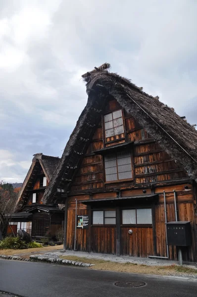 Trójkątne drewniany domek starożytnego dziedzictwa UNESCO Shirakawago — Zdjęcie stockowe