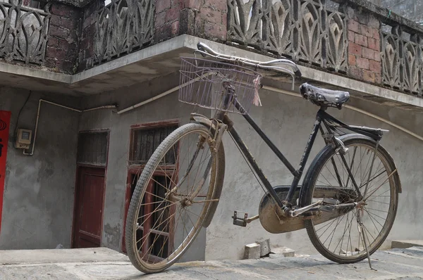 Antiguo aparcamiento de bicicletas vintage en frente de una casa antigua — Foto de Stock