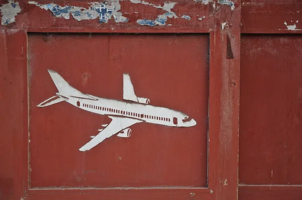 Avión tallado en cristal de madera vieja puerta — Foto de Stock